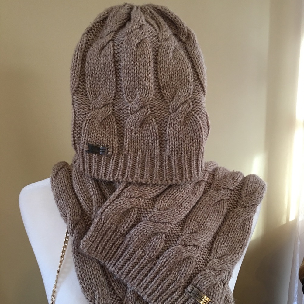 Burberry Cable Knit Hat & Scarf in Beige